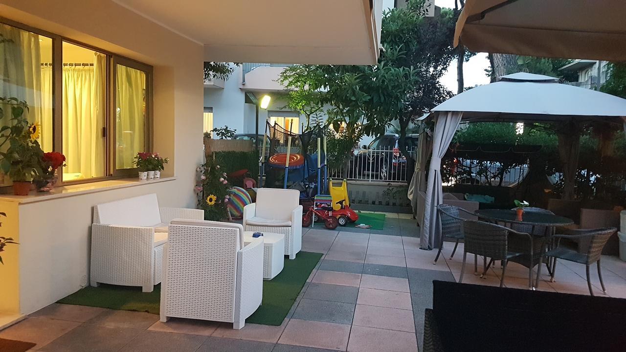 Hotel Fucsia Riccione Exterior foto